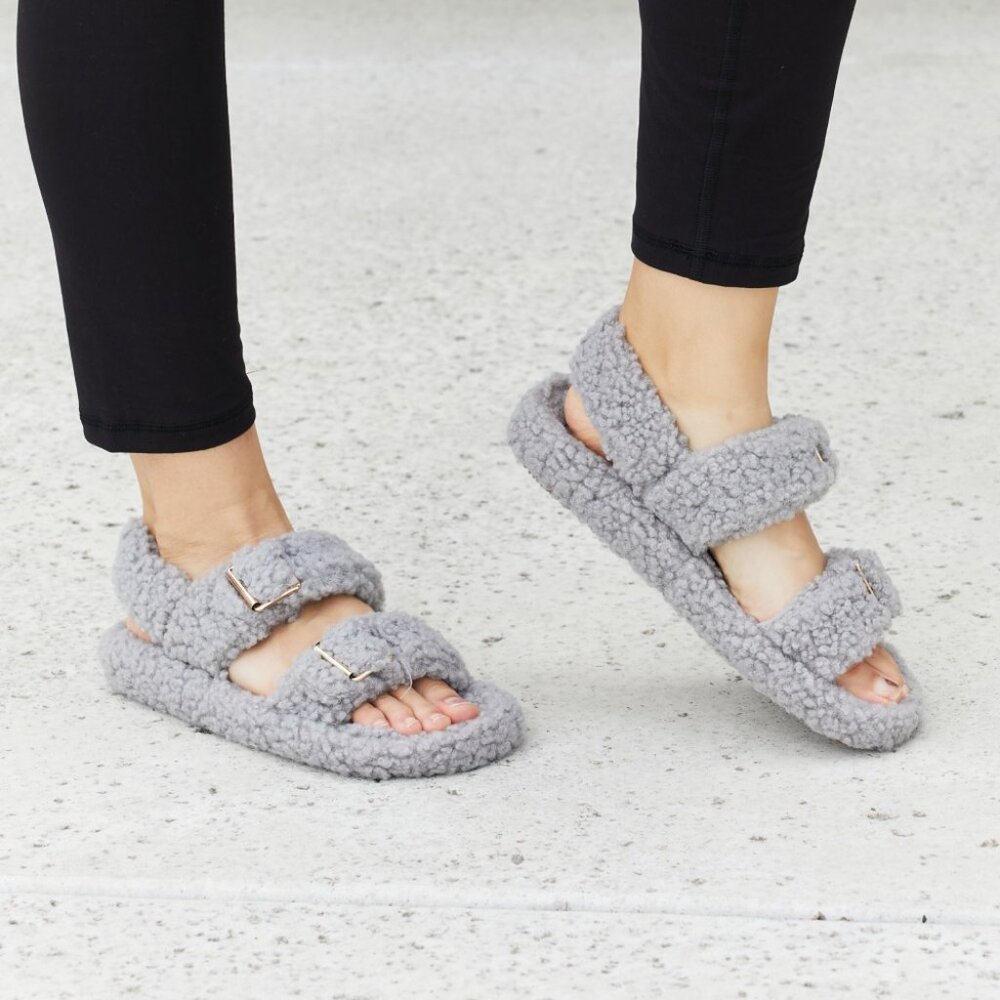 NWT Qupid Cozy Atmosphere Faux Fur Buckled Sandals in Grey
